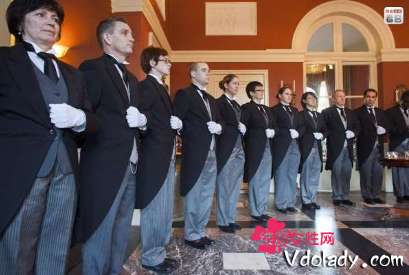 奇葩校规惹怒家长:中学老师天天用尺子量,学生