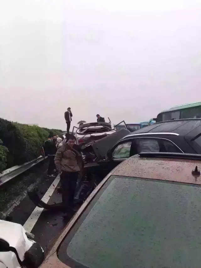 沪宁高速常州段近百车相撞 车成麻花-南京弘凯