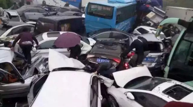 沪宁高速常州段近百车相撞 车成麻花-南京弘凯