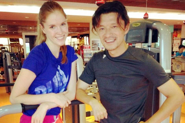 谢晖健身房锻炼晒靓照 洋妞女友秀完美身材(\/4