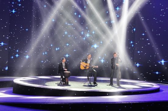 艾克拜尔打造新民歌 演绎抒情版《欢乐巴扎》