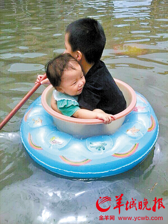 哥哥&rdquo;紧抱妹妹