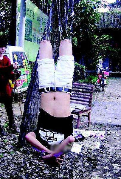 睡铁丝占领男厕所 盘点那些奇葩的行为<em>艺术</em>【