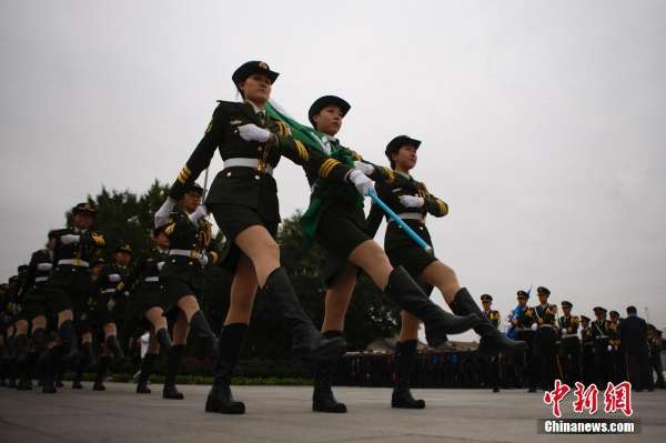 <em>北京高校女生</em>国旗护卫队举行阅兵 短裙长皮靴