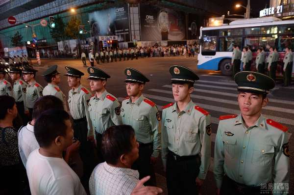 上海现武警人肉红灯 保证路口安全
