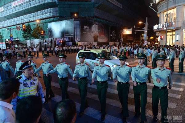 上海现武警人肉红灯 保证路口安全