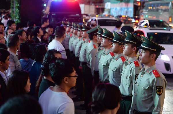 上海现武警人肉红灯 保证路口安全