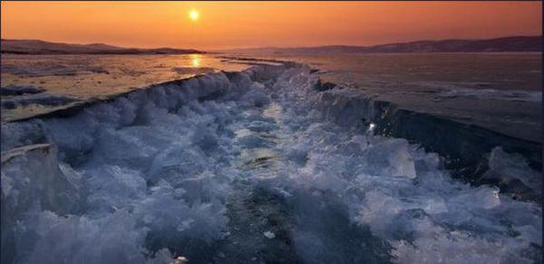 贝加尔湖出现数百米裂缝 中国古称北海苏武牧