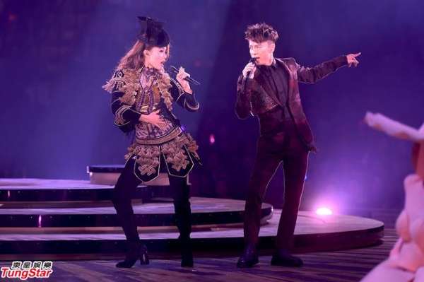 <em>容祖儿演唱会疑胸罩脱落</em> 回应:没穿_广州频道