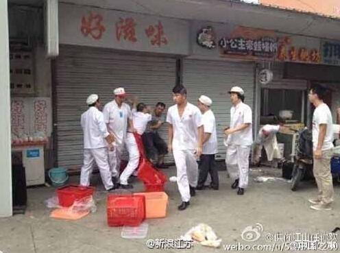 南通大学<em>学生与雇工冲突</em> 学生摆摊卖早点抢食