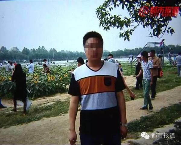 男子 苦读心理 学 骗女友  携带多部手机拥十几个