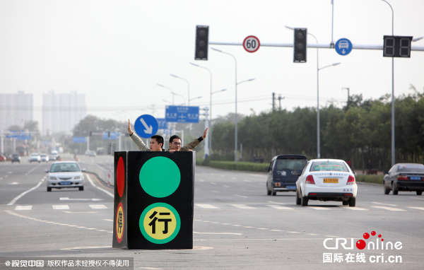  街头现人体红绿灯 走红 有人点赞有人担忧_广州