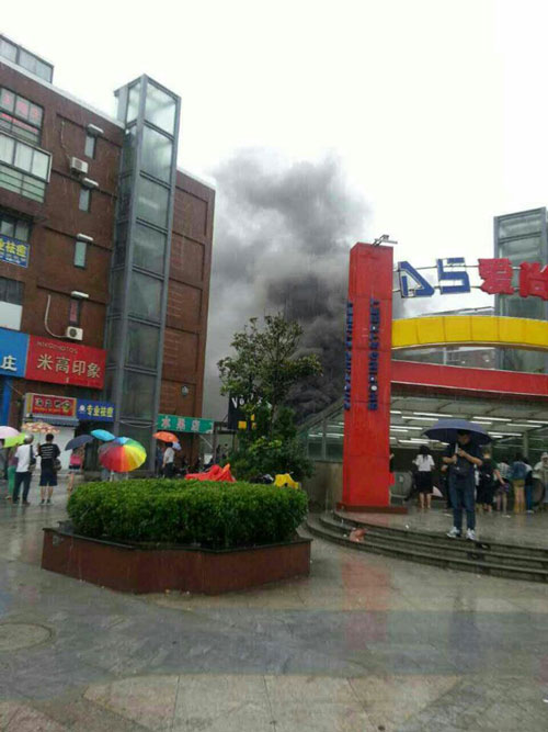 南京仙林一购物广场商铺发生火灾 明火已被扑