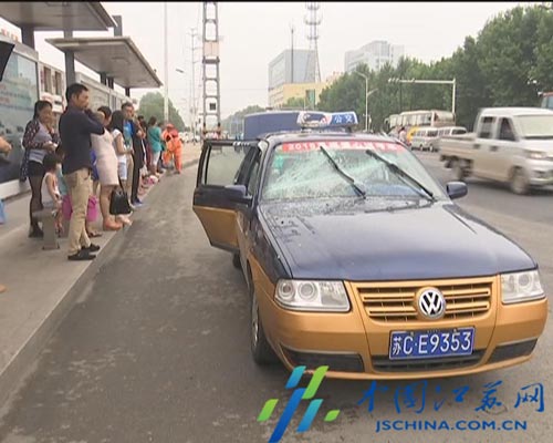 徐州 | 交警劝离违停出租车 司机竟暴砸自己车(