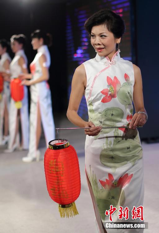 中年模特着旗袍南京走秀 身材依然妖娆(组图)