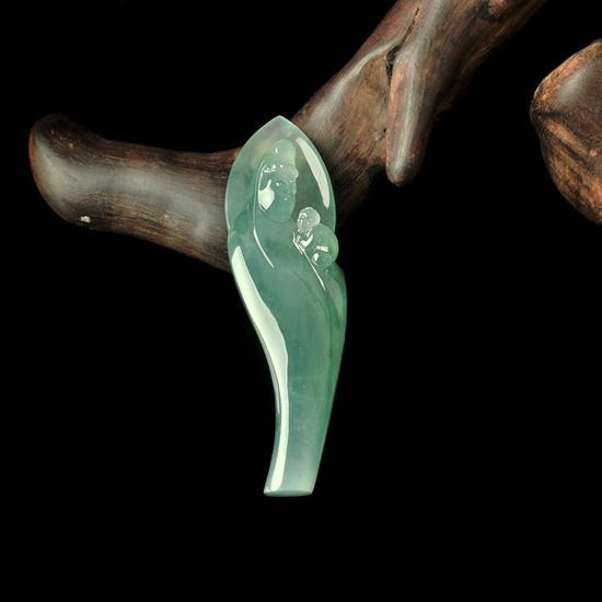 翡翠珠宝行业冷热不一 部分商家促销场面火爆