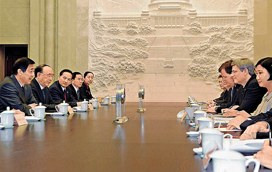 2月11日,薄熙来会见加拿大总理哈珀。当晚,哈珀结束对中国的访问,乘专机离开重庆回国。 2月11日,薄熙来会见加拿大总理哈珀。当晚,哈珀结束对中国的访问,乘专机离开重庆回国。