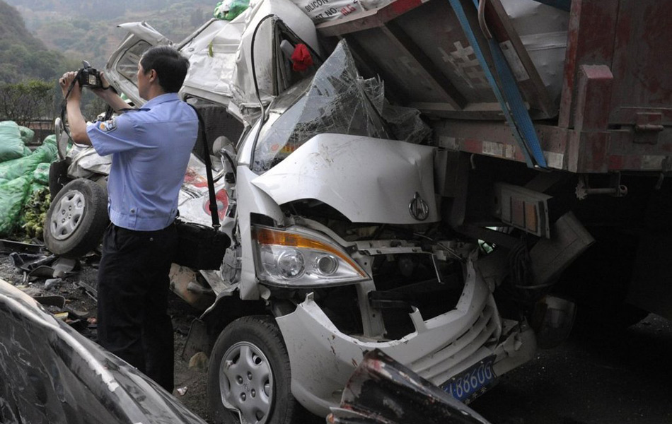 汕昆高速云南宜良段交通事故致12死