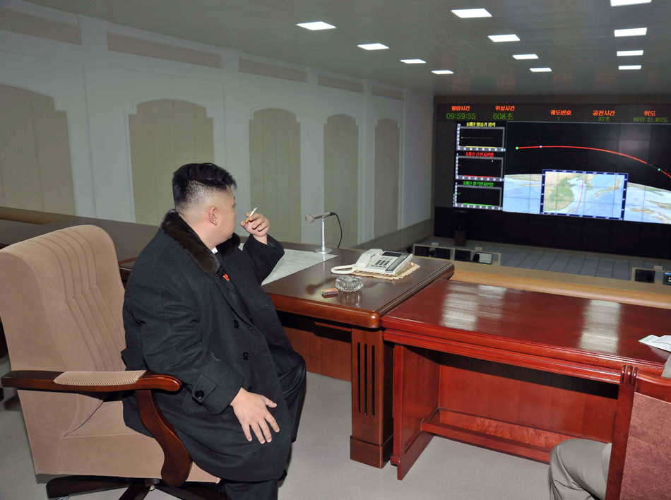 金正恩亲临现场指挥朝鲜卫星发射图片
