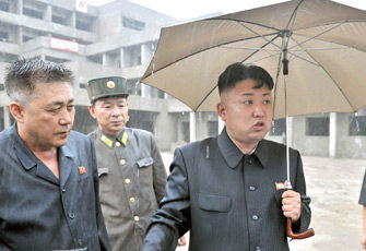 金正恩雨中视察