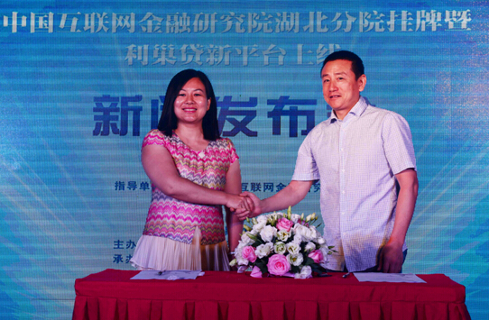 中国互联网金融研究院常务副院长肖作军与武汉工商学院签人才培训协议