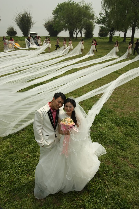 新娘520米婚纱_...的肚子竟能藏住520米婚纱与新娘(2)