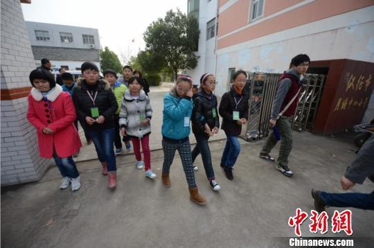 江苏一教师猝死讲台学生自发吊唁教师健康引关注