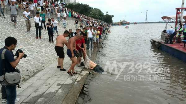 哈尔滨一男子江边洗脚不慎溺水身亡