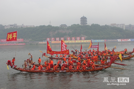 第十五届安康龙舟节:龙腾汉江力拼搏 浪里白条