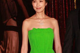 翠绿色的抹胸长礼服将郭蔼明的皮肤衬托得更加白皙，腰部褶皱的设计强调了腰部的线条，但是裙身中间的镂空设计却有些雷人。