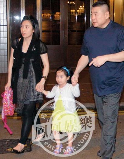 刘銮雄女友甘比挺6月大肚逛街 买雪糕哄女儿(