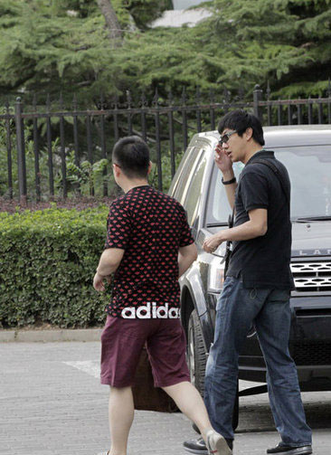 导演鄢颇被砍后伤愈复出 年底或与李小冉结婚(图)