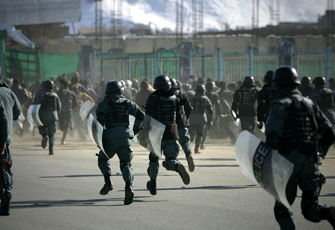 阿富汗示威者冲击美领事馆