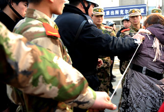 河北赵县化工厂爆炸 家属闯关寻亲