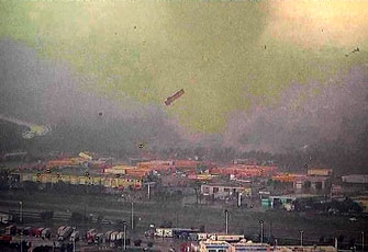 美国得州龙卷风将大型拖车卷到空中