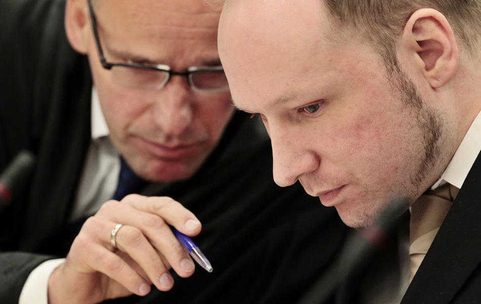 挪威枪击案杀手庭上行极右礼 观自制视频时落