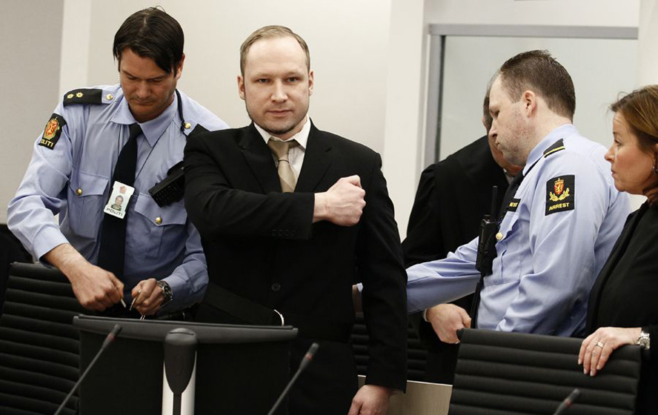 挪威枪击案杀手庭上行极右礼 观自制视频时落