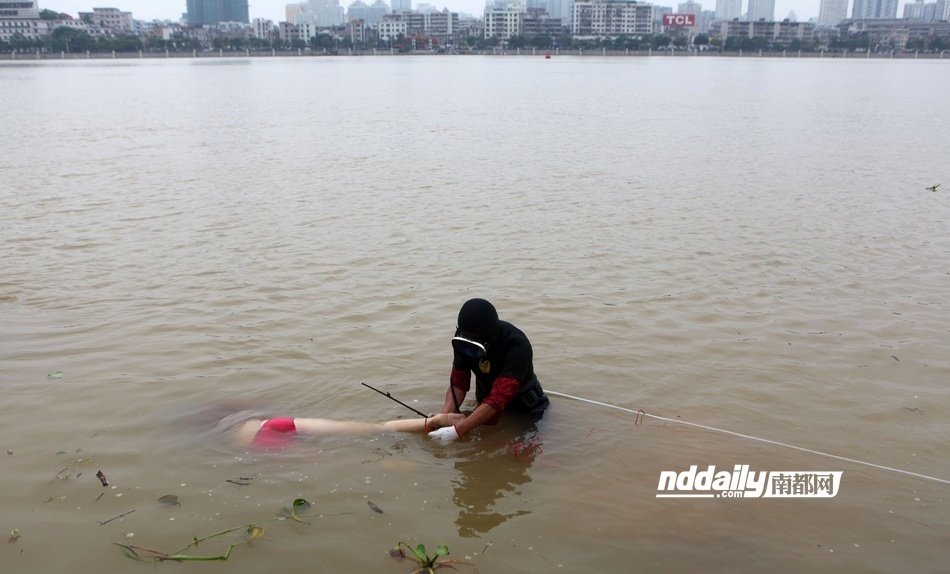 底把轻生女子遗体打捞上来