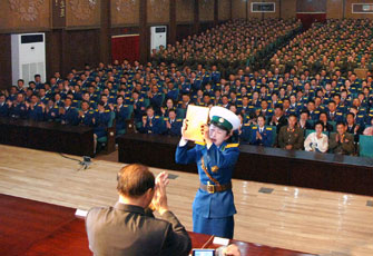 朝鲜一名90后女交警被授予英雄称号画面