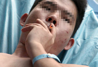 深圳两男子酒后买春被砍 一死一伤