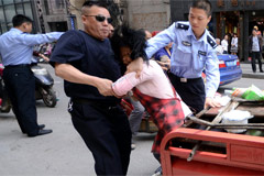 南昌女摊贩抗法 保护自己的车