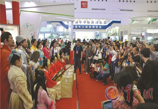 市旅游局局长陶德慧向武汉市民介绍襄阳旅游