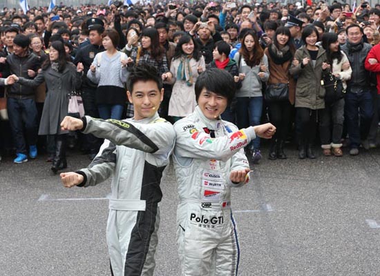 2013年:林志颖,韩寒 今日,为庆祝f1中国大奖赛十周年,万人携手同行上