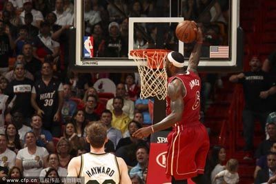 今日NBA最佳镜头:詹姆斯单手惊天平框扣篮(动