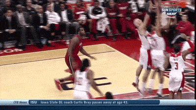 奥登回归!时隔1502天再登场 仅17秒便送暴扣(动图)