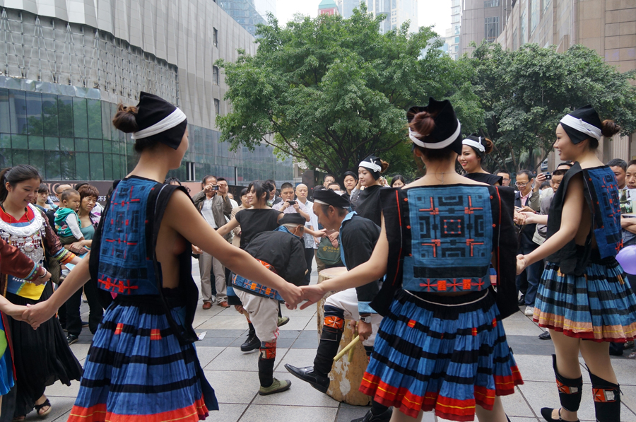 不穿内衣的少数民族_不准美女穿内衣图片(2)