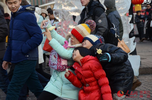 哈尔滨过年就是这么任性 寒冬腊月吃冰棍(图)