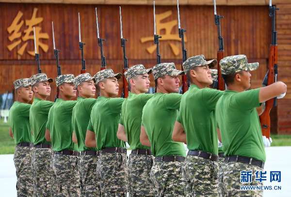 17国外军参阅方队烈日下训练女兵亮眼组图