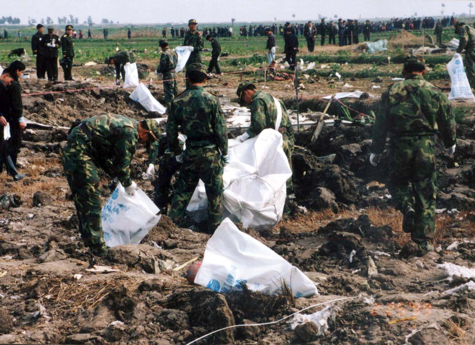 1999年温州空难:现场找不到—具完整尸体