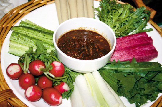 正在播放相关视频:东北大哥吃东北蘸酱菜,蘸上自家做的鸡蛋酱,南方人